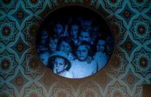 Obejrzyj zdjęcie w powiększeniu -  Zdjęcie ze spektaklu Jeśli nie powiesz, kto będzie wiedział? Fragment archiwalnego zdjęcia zbiorowego dzieci.