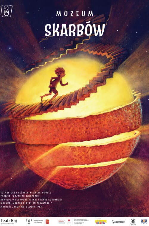 Plakat do Muzeum skarbów. Mały chłopiec wspina się po krętych schodach, w które zamienia się obierana skórka pomarańczy. Pod skórką widać mocno świecące słońce. Na górze tytuł spektaklu - Muzeum skarbów.