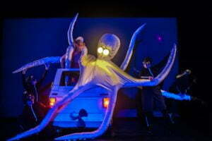 Obejrzyj zdjęcie w powiększeniu -  Photo from the show. In the dark you can see a huge octopus with glowing eyes, which wraps its tentacles around the car - Fiat 126 p.