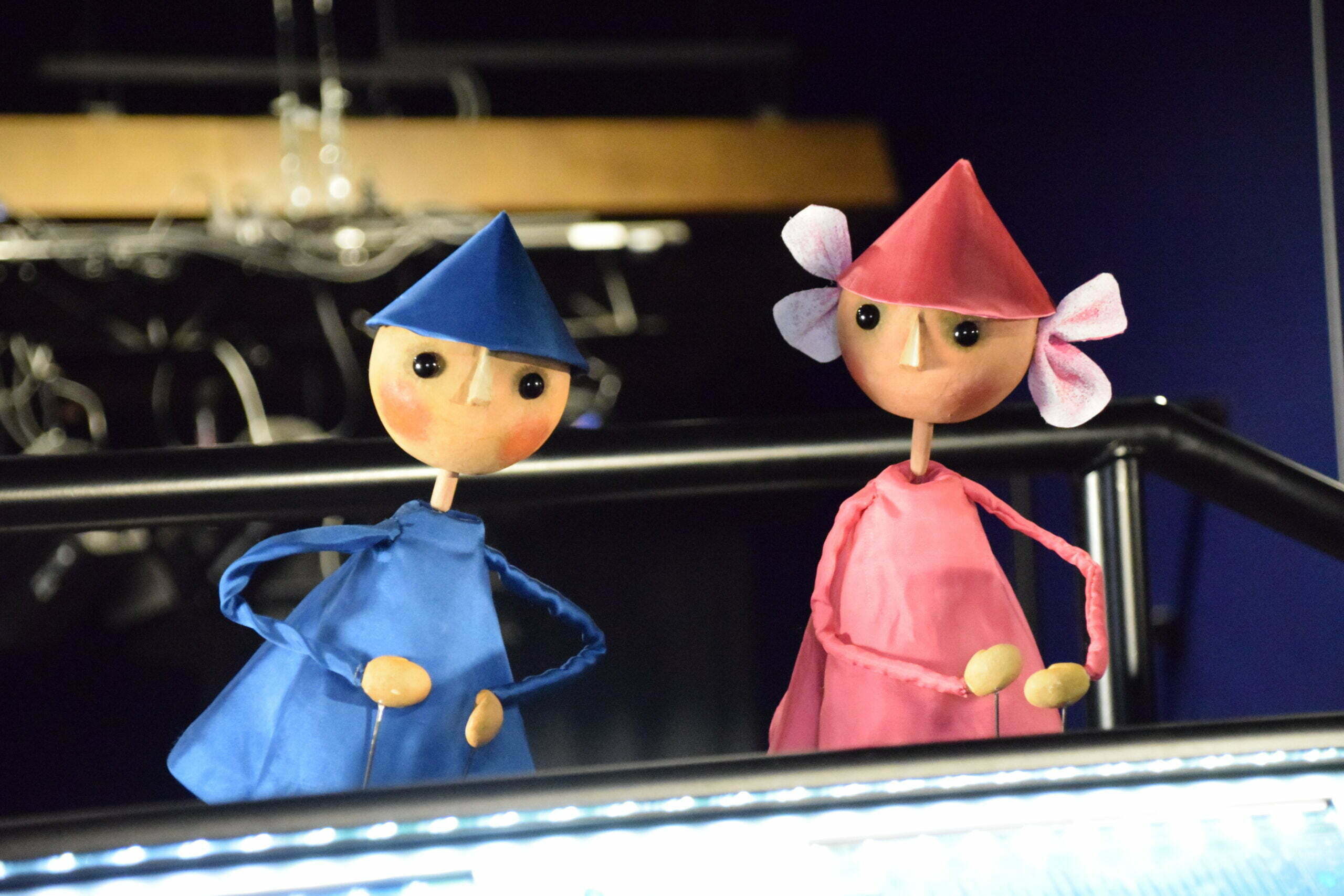 Dwie lalki jawajki powstałe na podstawie namalowanych przez Dariusza Twardocha ludzieńków. Daria - w różowej sukiece i trójkątnym kapeluszu z dużymi kokardkami. Darek - w niebieskim ubranku i niebieskim kapeluszu.