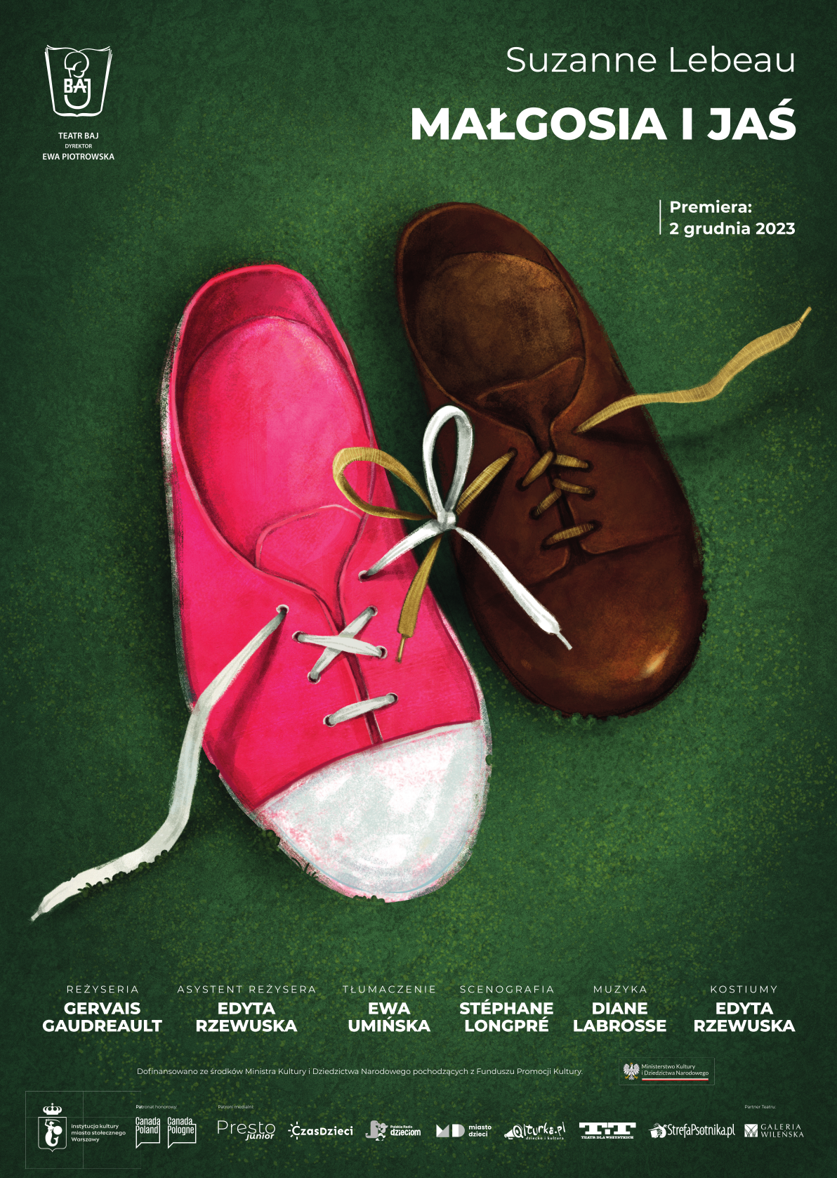 dwa różne buty połączone sznurówkami na zielonym tle stanowiace element graficzny plakatu do spektaklu pt. "Małgosia i Jaś"