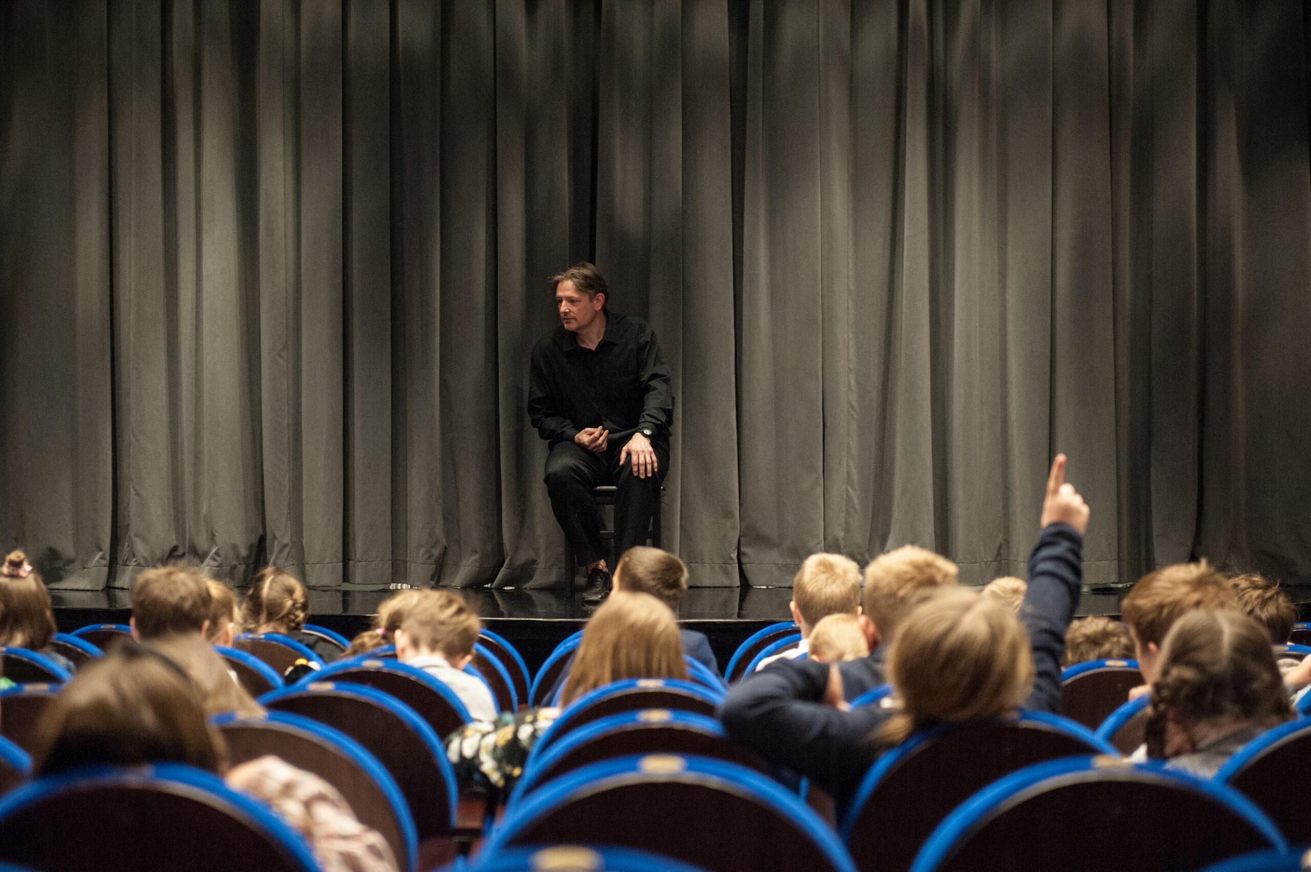 Aktor Teatru Baj rozmawia z dziećmi na widowni